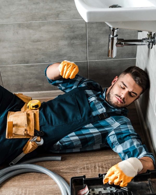 bearded-handyman-lying-on-floor-near-toolbox-in-ba-resize.jpg Reformas integrales en Sevilla